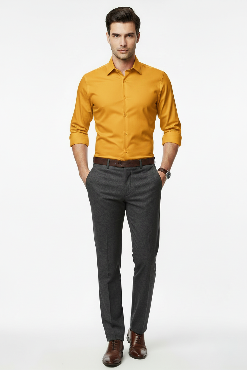 Camisa mostaza más clara con modelo