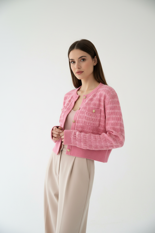 Cardigan rosa tweed con modelo