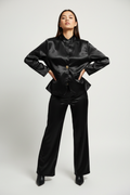 Conjunto negro satinado con modelo corregida