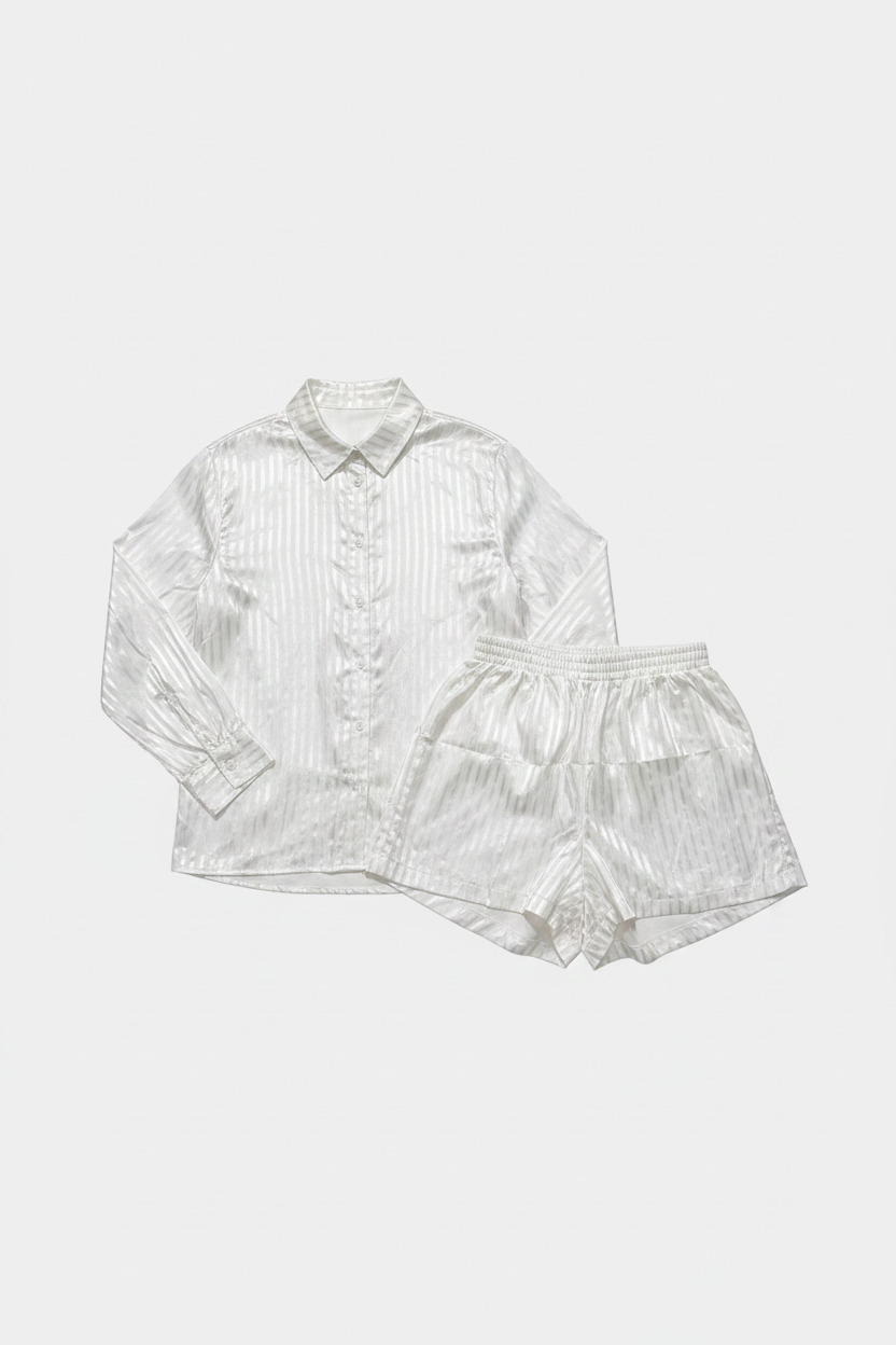 Conjunto pijama blanco satinado flat lay