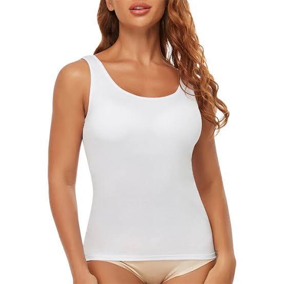 camiseta básica de tirantes blanca (estilo tank top o camisola interior). ( ARTICULO VIENE COMO SE MUESTRA EN LA SEGUNDA IMAGEN ) CANTIDAD  6 UNIDADES