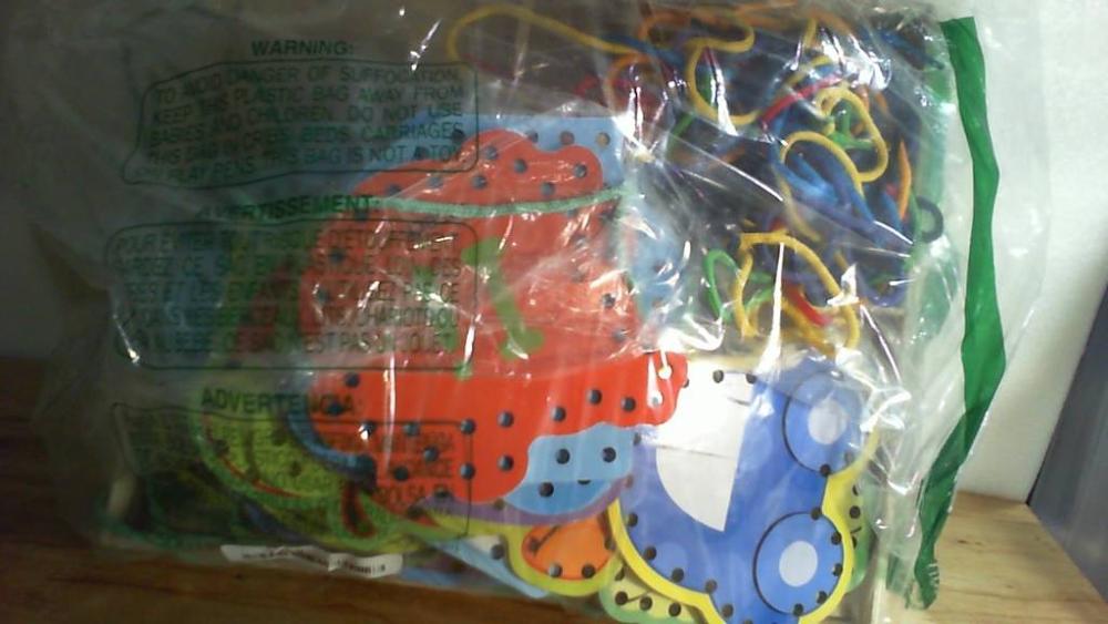juego didáctico infantil de enhebrado y costura
