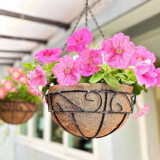 cestas colgantes con fibra de coco y bolas de topiario artificiales, articulo viene con 12 ramos de flores exactamente como se muestra en la imagen 2 y 3 solo viene una cesta