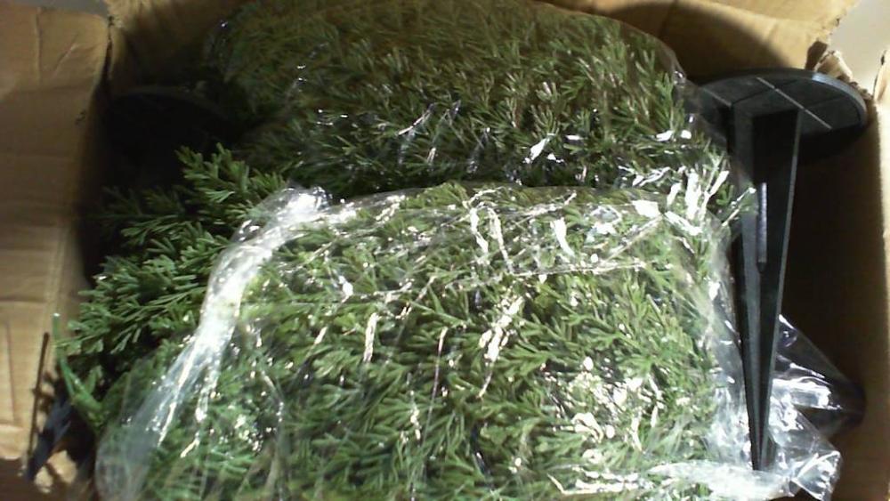juego de 2 árboles o arbustos de cedro/ciprés artificiales para exteriores con estaca integrada