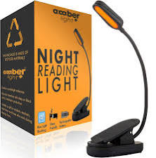 Lámpara de lectura nocturna Amber Light+ con diseño compacto y portátil. Emite una luz ámbar cálida que reduce la fatiga visual durante la lectura en horas de la noche, ideal para proteger tu sueño sin afectar la melatonina.