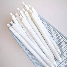 50 lapiceros blancos de tinta negra