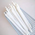 50 lapiceros blancos de tinta negra