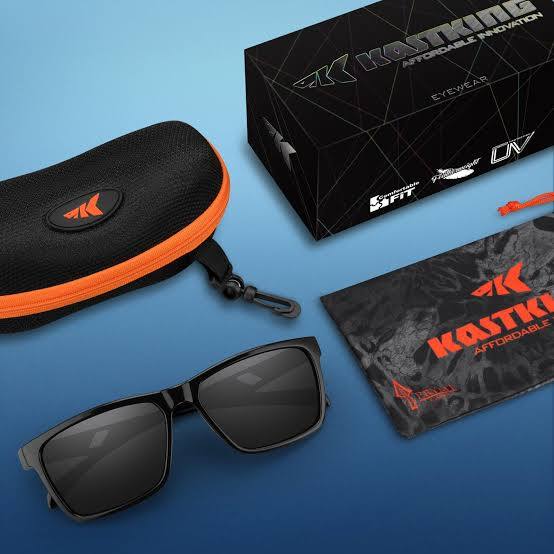 estuche que contiene lentes de sol deportivos polarizados de la reconocida marca de pesca y exteriores KastKing
