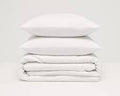 juego de sábanas o protectores de cama en color blanco,