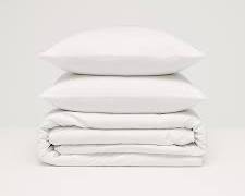juego de sábanas o protectores de cama en color blanco,