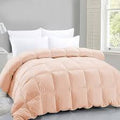 Edredón de cama rosado tamaño king.