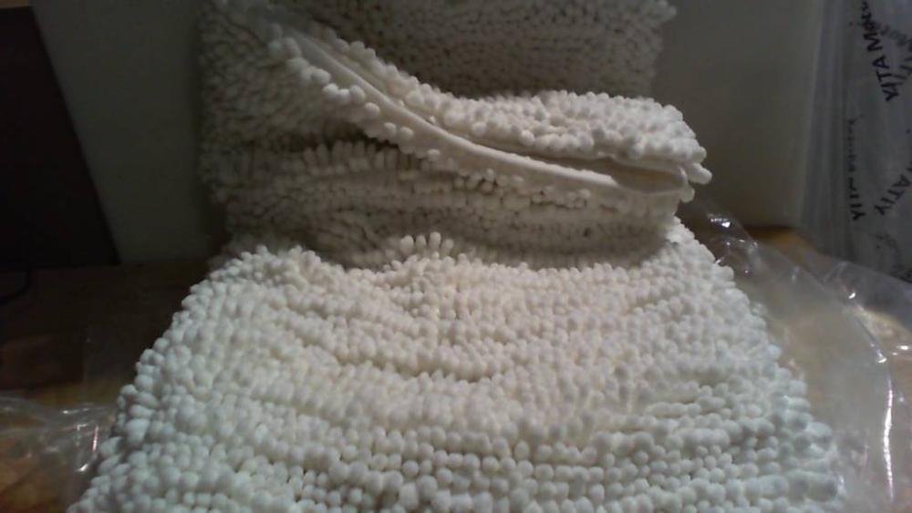 alfombra de baño absorbente tipo chenilla (estilo "shag") en color blanco