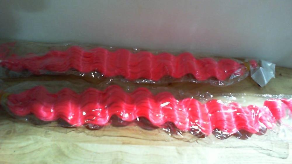 extensiones de cabello sintético trenzado con textura ondulada (tipo Deep Wave o Ocean Wave) en un tono rosado
