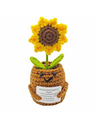 muñeco sonriente y un girasol hechos de lana.