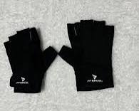 par de guantes de entrenamiento sin dedos (medio dedo) de la marca Atercel, diseñados específicamente para actividades físicas como el levantamiento de pesas en el gimnasio,ARTICULO VIENE COMO SE OBSERVA EN LA SEGUNDA IMAGEN )