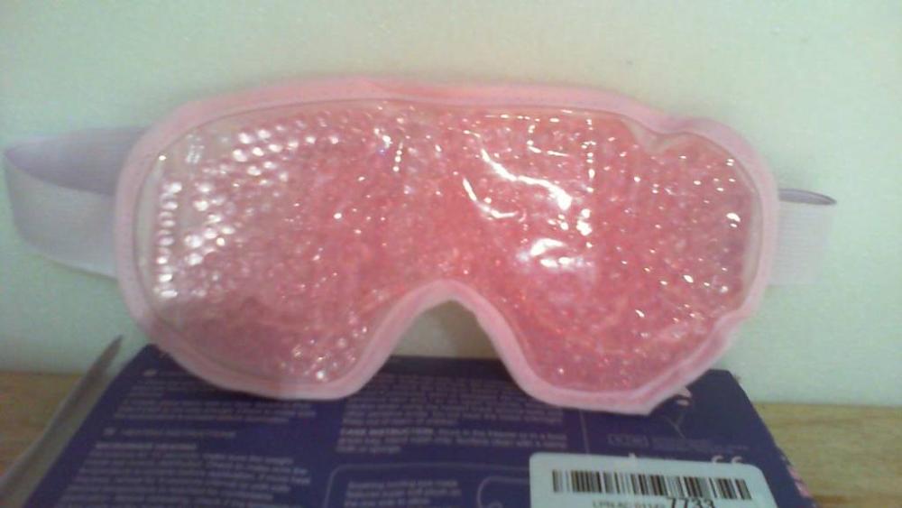 antifaz de gel terapéutico para ojos en color rosado, rellena de perlas de gel