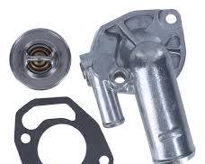 termostato automotriz completo con su toma de agua o carcasa metálica de aluminio (Engine Coolant Thermostat Housing Assembly).