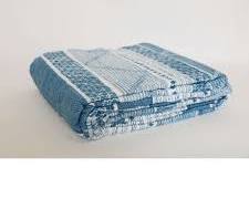cubrecama acolchado de retazos (patchwork) con patrón de rayas azules, grises y blancas solo contiene una pieza NOTA IMAGEN ILUSTRARTIVA