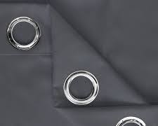 paño de cortina gruesa de color gris liso, confeccionado y diseñado con costuras reforzadas para operar como cortina de bloqueo de luz (Blackout Curtain)
