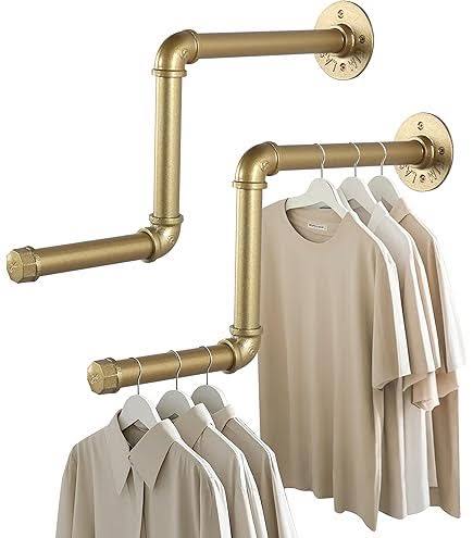 perchero de pared estilo industrial fabricado con tubos y bridas metálicas con un acabado texturizado de color dorado brillante
