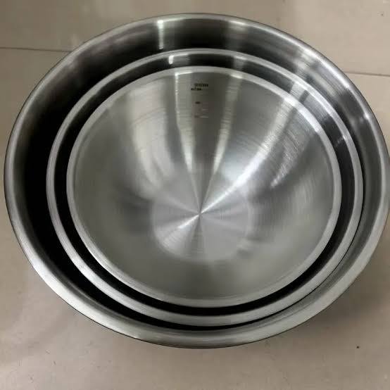 set de tazones o recipientes mezcladores de acero inoxidable ( ARTICULO VIENE COMO SE MUESTRA EN LA FOTO 2 Y 3 ( VIENEN CON ALGUNOS DETALLES SIN AFECTAR SU FUNCIONALIDAD NO TRAE ACCESORIOS