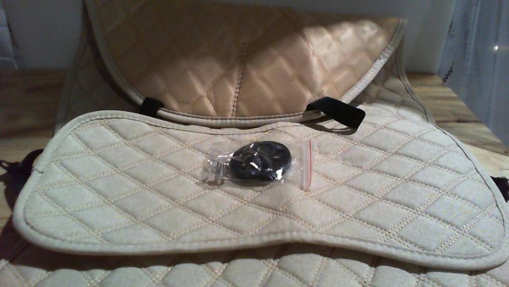 juego de almohadillas o forros protectores beige acolchados para los asientos de un vehículo
