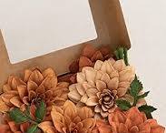 caja combinada de flores artificiales de espuma premium marca Ling's Moment, específicamente de su línea DIY de dalias y rosas artificiales en tonos Terracota / Naranja Quemado