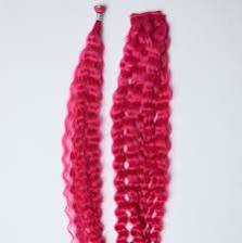 extensiones de cabello sintético trenzado con textura ondulada (tipo Deep Wave o Ocean Wave) en un tono rosado