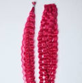 extensiones de cabello sintético trenzado con textura ondulada (tipo Deep Wave o Ocean Wave) en un tono rosado