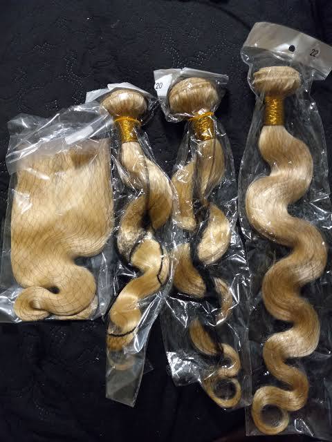 rollo de extensión de cabello (comúnmente llamado hair bundle o cortina de pelo) en un tono rubio miel / rubio dorado. ARTICULO VIENE COMO SE MUESTRA EN LA IMAGEN 2-3 SOLO VIENE UNA PIEZA