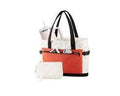 bolso tote deportivo acolchado con diseño tricolor en bloques (blanco crema, terracota/ladrillo y negro).( ARTICULO VIENE COMO SE OBSERVA EN LA SEGUNDA IMAGEN )SOLO VIENE CON UN ACCESORIO )