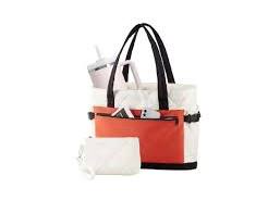 bolso tote deportivo acolchado con diseño tricolor en bloques (blanco crema, terracota/ladrillo y negro).( ARTICULO VIENE COMO SE OBSERVA EN LA SEGUNDA IMAGEN )SOLO VIENE CON UN ACCESORIO )