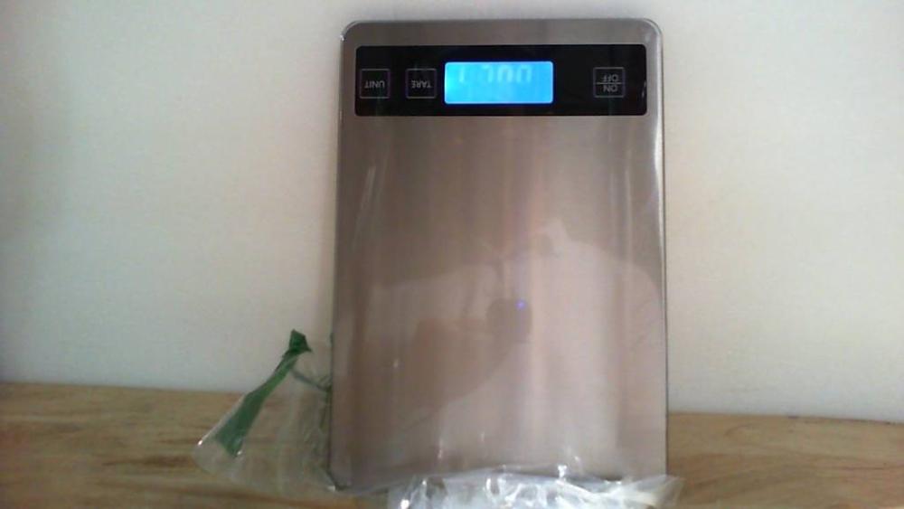 Báscula digital de cocina (Digital Kitchen Scale) o gramera, con una plataforma plana de acero inoxidable y una pantalla LCD