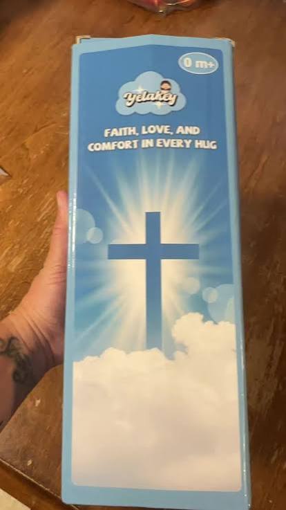 producto religioso de la marca Yelakey, conocida por crear artículos cristianos y católicos como muñecos de peluche interactivos y figuras devocionales inspiradas en la fe. ARTICULO VIENE COMO SE MUESTRA EN LA SEGUNDA IMAGEN