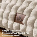 Cobertor afelpado beige para cojines marca BLUNIQUE.