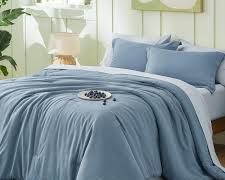 El producto de la imagen corresponde a un edredón acolchado que forma parte de un juego completo tipo "Cama en una Bolsa" (Bed in a Bag) de 7 piezas