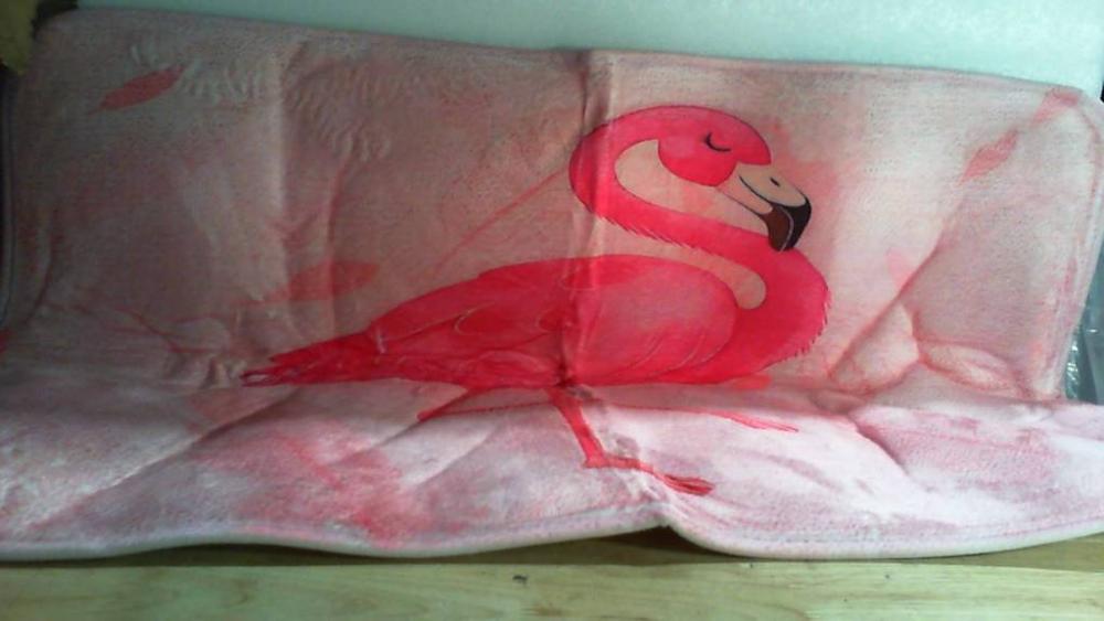 manta térmica o cobija ligera de felpa (Plush Fleece Blanket) con un diseño de flamenco rosado