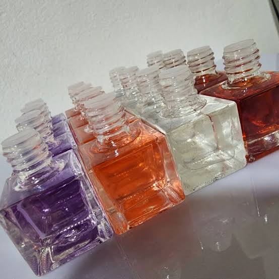 kit de botellas difusoras de vidrio vacías para ambientador de automóvil colgante (generalmente de capacidad entre 8 ml y 10 ml) ( VIENEN 50 UNIDADES CON SUS TAPAS Y CORDONES  ASI COMO SE MUESTRA EN LA SEGUNDA IMAGEN )