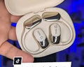 audífonos de la imagen corresponden al modelo Earphone M75 con sonido envolvente 3D y función de traducción simultánea
