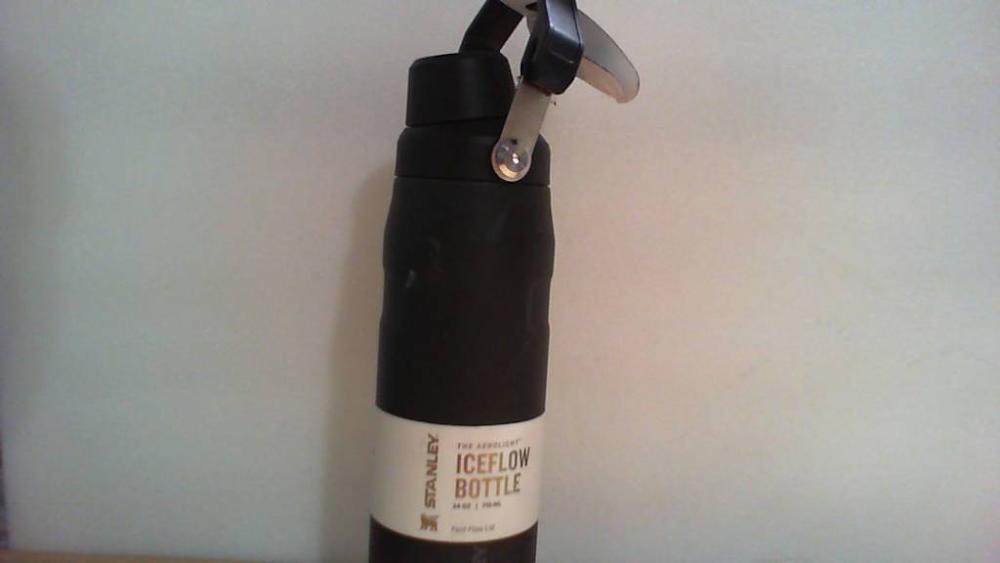 USADA botella térmica Stanley The AeroLight IceFlow Bottle con tapa Fast Flow (Capacidad de 24 oz / 710 ml) en color negro mate
