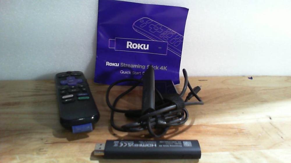 componentes desarmados de un dispositivo de streaming Roku Streaming Stick 4K