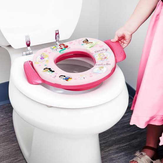 asiento entrenador acolchado para inodoro infantil, específicamente el modelo "Loving Life" de Disney Princess .ARTICULO VIENE COMO SE MUESTRA EN LA IMAGEN 2
