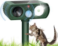 repelente ultrasónico  . Está diseñado para ahuyentar de forma humana y sin químicos a intrusos comunes del jardín (como gatos, perros, roedores, mapaches o ardillas)  ( articulo viene como se observa en la segunda imagen )