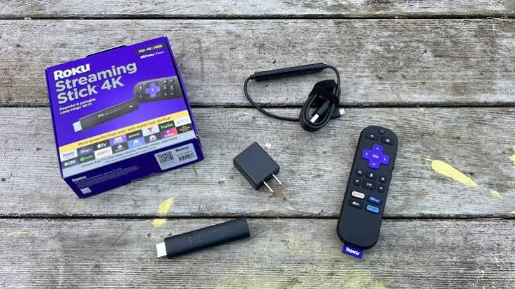 componentes desarmados de un dispositivo de streaming Roku Streaming Stick 4K