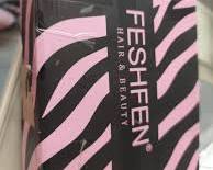 FESHFEN Hair & Beauty. Es la presentación oficial utilizada por la marca para su línea de extensiones de cabello sintético, pelucas y postizos (como colas de caballo o moños scrunchie)