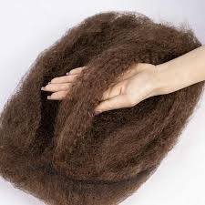 extensión de cabello tipo moño afro (afro puff drawstring ponytail) en color castaño oscuro o marrón rústico