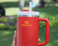 termo de la imagen es un Stanley Quencher H2.0 FlowState™ Tumbler (específicamente la versión de 40 oz o 1.18 litros ARTICULO VIENE COMO SE MUESTRA EN LA SEGUNDA IMAGEN