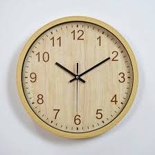 reloj de pared analógico con acabado de madera clara y marco color roble o beige ( ARTICULO VIENE COMO SE OBSERVA EN LA SEGUNDA IMAGEN )
