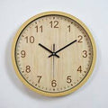 reloj de pared analógico con acabado de madera clara y marco color roble o beige ( ARTICULO VIENE COMO SE OBSERVA EN LA SEGUNDA IMAGEN )