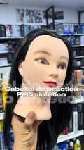Cabeza de maniquí Headstar de 26-28" de fibra sintética, ideal para entrenamiento de peluquería y estilismo. Cabeza de muñeca para practicar cortes y trenzas. Incluye soporte con abrazadera (7E6606LB0220).